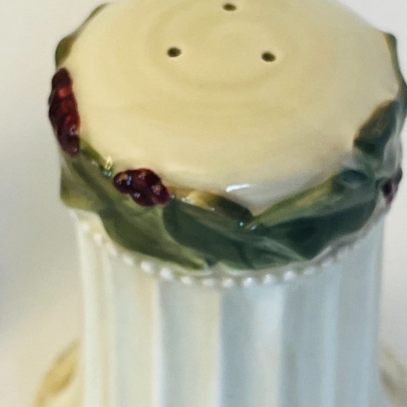 Amacan Porcelain Salt & Pepper Shaker Set Piller Holly & Berries Design NWOT - Picture 10 of 16